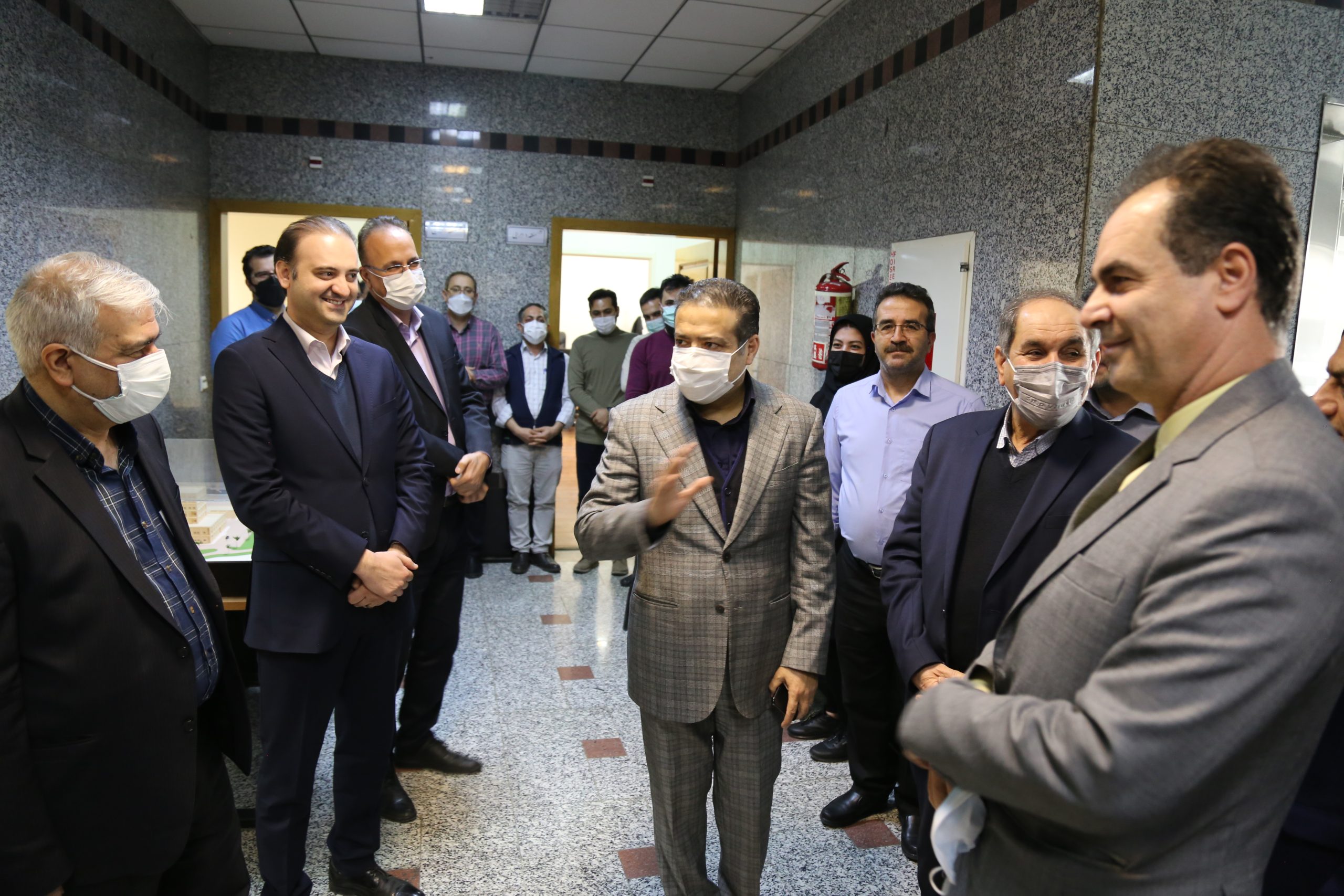 مراسم تکریم از دکتر انوری در شرکت خانه سازی ایران برگزار شد.